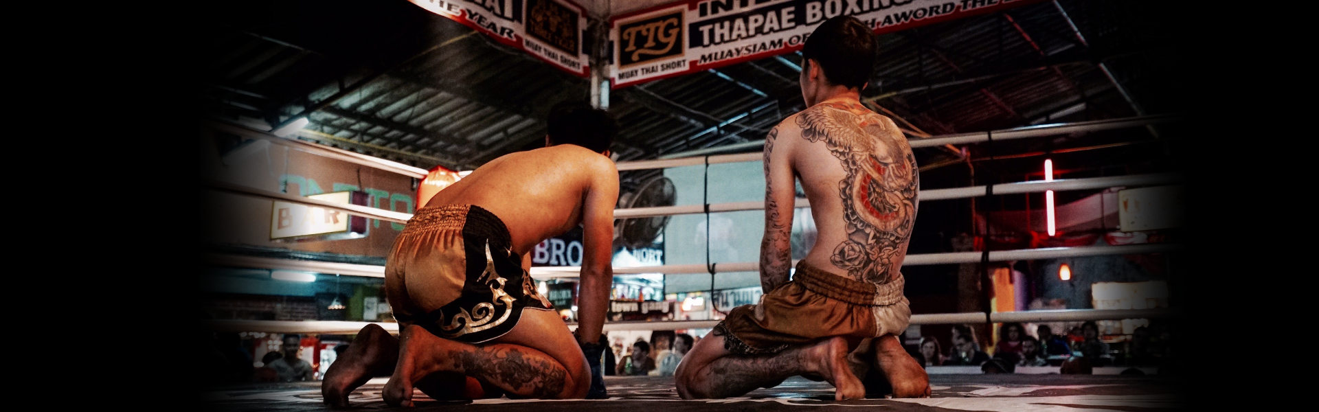 Thaiboxer tätowiert im Ring
